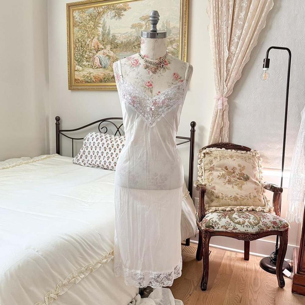 Vintage white lace slip dress fits like size large